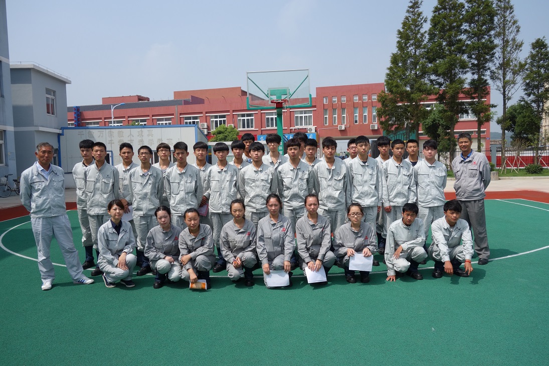 常石造船海外集團(tuán)公司的常石集團(tuán)(舟山)造船有限公司,給岱山縣職業(yè)技術(shù)學(xué)校常石分校12名優(yōu)秀學(xué)生頒發(fā)常石獎學(xué)金